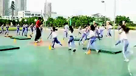 蹲踞式跳远-小学体育优质课视频