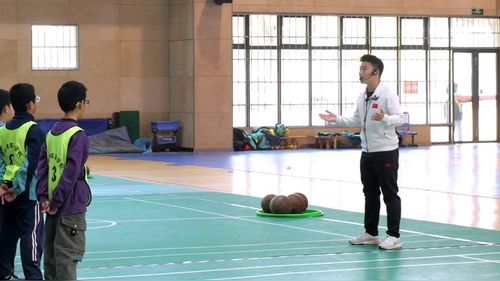 《篮球-对抗下的运控球》小学四年级2025第十届中小学体育与健康教学展示研讨课视频
