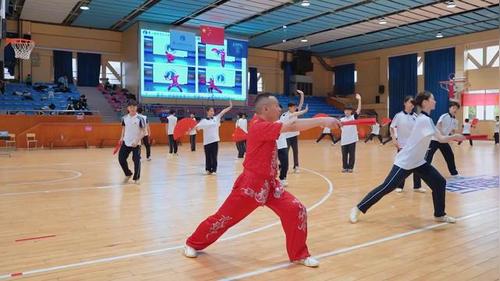 《功夫扇自编动作及组合》高中体育与健康展示课视频