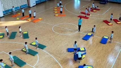 《跑动中单脚起跳两腿依次过横绳》小学三年级体育与健康展示课视频