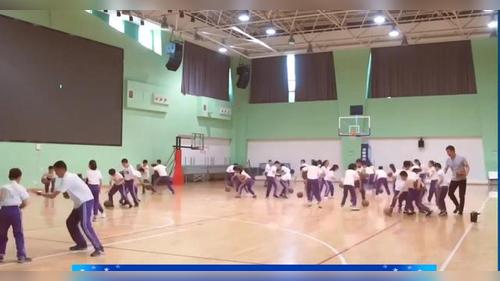 《篮球：行进间运球》人教版五年级体育与健康水平三2025教学新时空展示课视频