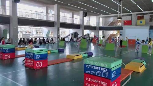 《少儿跑酷-穿腿过》小学体育与健康展示课视频