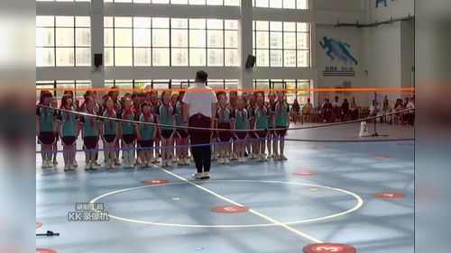 《排球-移动中的抛垫球》小学四年级体育与健康2024优质课评比一等奖视频