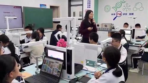 《基于微观视角的智能植物识别系统开发项——以制作一个植物侦探智能识别作品为例》人教版七上生物2025跨学科主题学习融合创新课堂实录