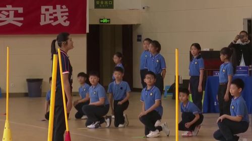 《田径:多种形式的跑及体能练习》四年级体育与健康2025展示课视频