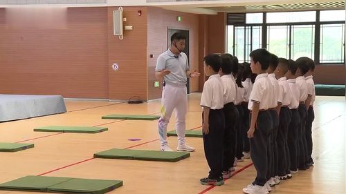 《多种姿势的滚动》小学二年级水平一2024体育与健康大单元名师课堂实录视频