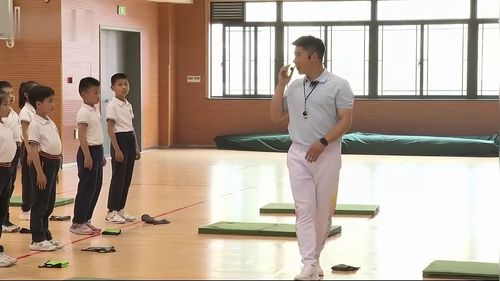 《前滚翻交叉转体180°与障碍跑》小学三年级水平二2024体育与健康大单元跨学科项目化学习一等奖