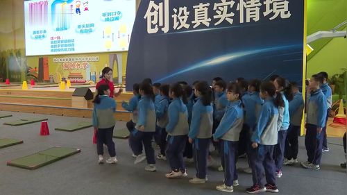 《水平二：团身滚动、前滚翻》小学三年级体育与健康新课标高质量课堂实录视频