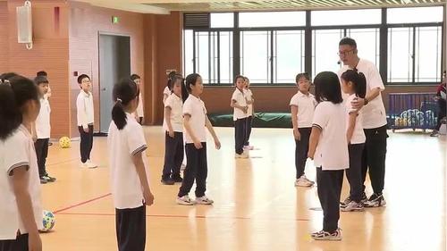 《小足球：脚底接地滚球》小学三年级水平一2024体育与健康大单元跨学科项目化学习一等奖视频