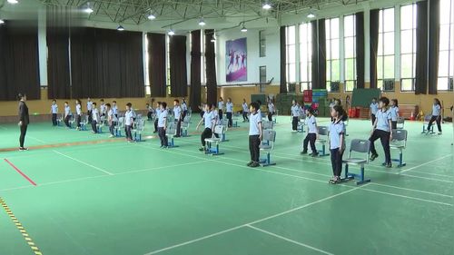 《水平二：争当小劳模《搬椅子》小学四年级体育与健康展示课视频