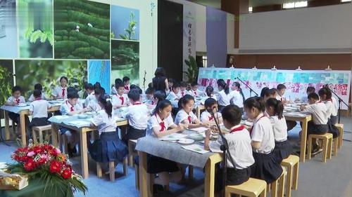 《春色·草木萌动》小学五年级美术示范课视频