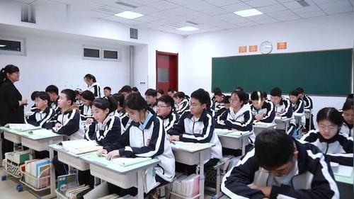 《发挥联想和想象》初中语文公开课教学视频部编版七上