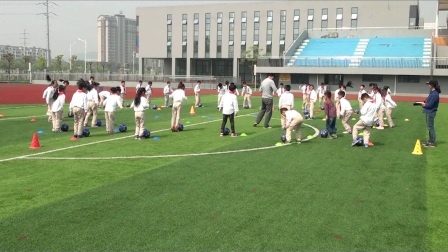 《足球-脚内侧运球》二年级体育，杨春明