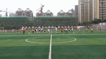 《足球脚内侧传球及接力游戏》科学版体育六年级，刘恩涛