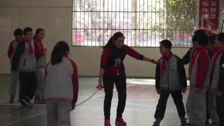 人教版体育五年级《跨越式跳高》课堂教学视频实录-王莉亚