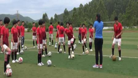 《足球-脚内侧变向运球》人教版初一体育与健康，李润芳