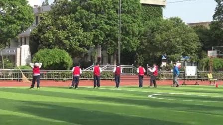 《投掷：双手向前抛实心球》科学版四年级体育，张威