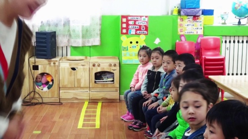 幼儿园中班整合课程《爱吃水果的牛》课堂教学视频实录-苏艳