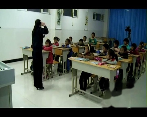 人教版数学一上《左、右》新疆齐秀华老师—课堂教学视频实录
