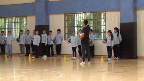 《行进间直线运球》优质课视频-四年级体育下册-执教：王老师