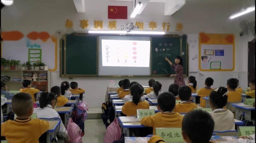 3.2《比大小》人教版数学一上课堂教学视频实录-谢忠贞