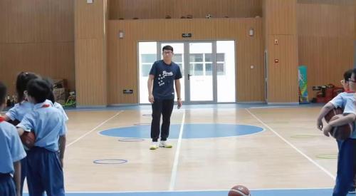 《篮球-行进间运球的练习方法1》教研展示课教学视频-人教版三年级体育