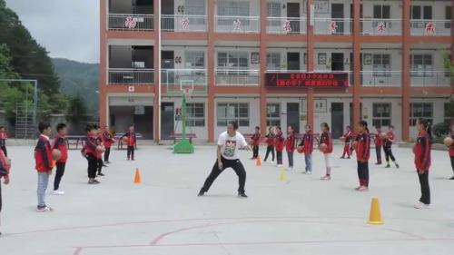 《篮球体前变向》优质课视频-沪少版五年级体育-执教：赵老师