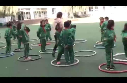 《立定跳远》优质课视频-教科版二年级体育-执教：刘老师
