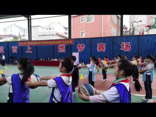 《篮球行进间运球》观摩课教学视频-五年级体育-江西省基础教育优质课教学课例交流活动
