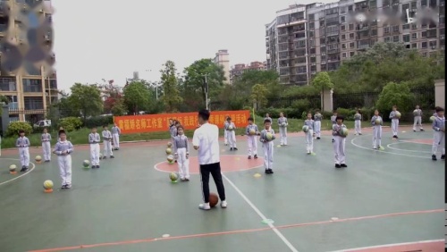 《篮球原地运球》观摩课教学视频-四年级体育-跨学科体育教学研讨活动