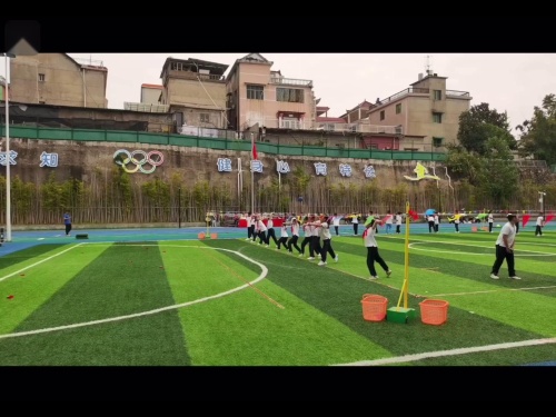 《双手前掷实心球》观摩课教学视频-四年级体育-江西省基础教育优质课教学课例交流活动