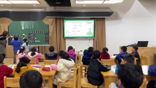 《青蛙写诗》部编版语文一下公开课视频