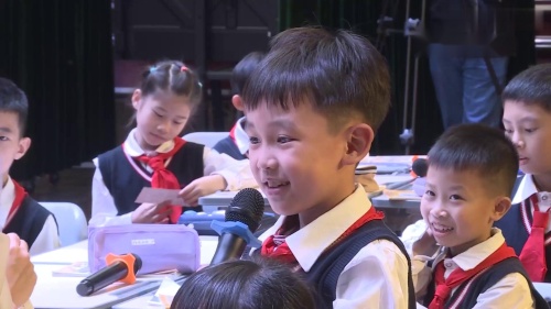 PEP三年级英语上册《Unit2 Different families PartB Let s talk》吉林