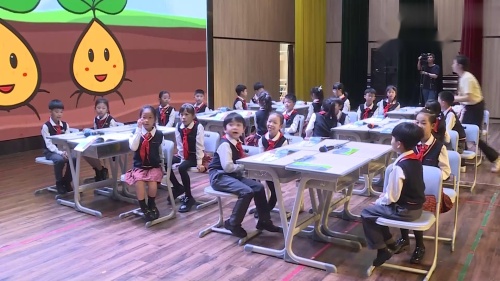 《Module 4 Unit 3 Plants Period 2 The growth ofthe little seed》牛津布三上英语观摩课视频