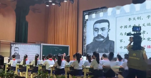 《十六年前的回忆》部编版六下语文2024市赛课视频