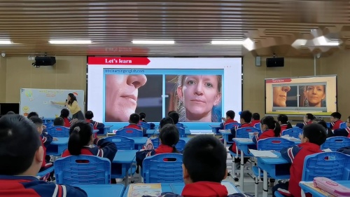 《Unit 2 Expressing yourself How do we describe things Let s spell》人教版三下英语新课标新教材新理念2025研讨课视频