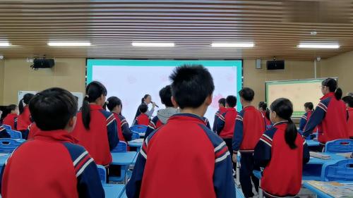 《Unit 2 Expressing yourself How do we describe things A Let s learn》人教版三下英语新课标新教材新实施2025研讨课视频