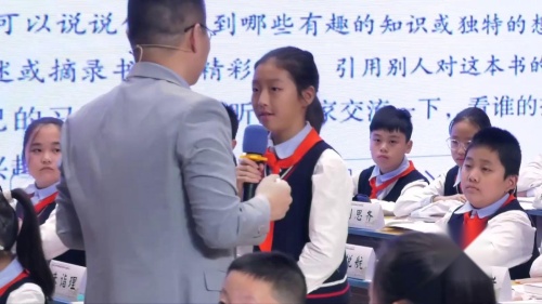 《推荐一本书》部编版五上语文新课标2025研讨课视频