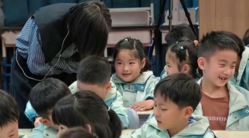 《打个电话-根据多个故事编童话》2025部编版一下语文口语交流课视频