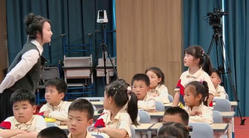 《听故事 讲故事——根据多个故事编童话》2025部编版一下语文第7课交流展示课视频