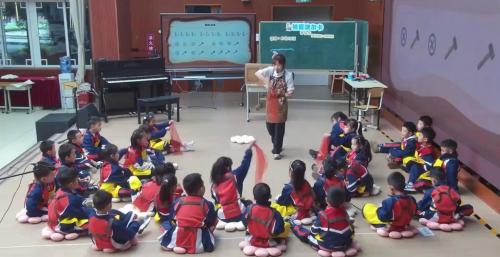 《铁匠波尔卡》人教版一下音乐教学大比武视频