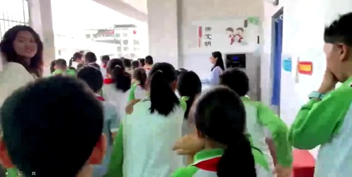 《学会使用灭火器》2025小学四年级安全教育班会课视频