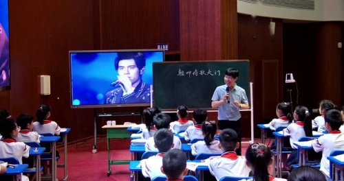 《轻叩诗歌的大门》2025部编版四下语文践行新课程理念实现核心素养提升名师展示课视频 - 何老师