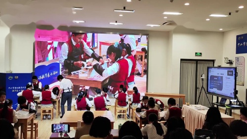 《木头精灵的科技舞步-四足机器人的制作》2025五年级劳动教育之新技术体验与应用展示课视频