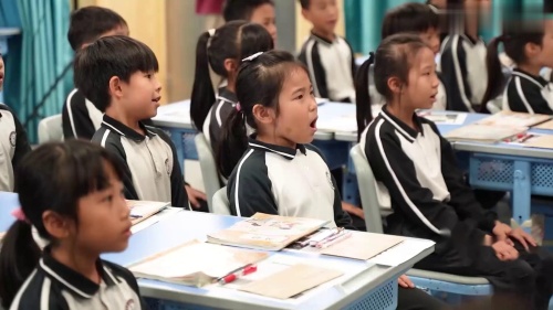 《U5 The colourful world A Let s talk》2025新人教三上英语展示课视频