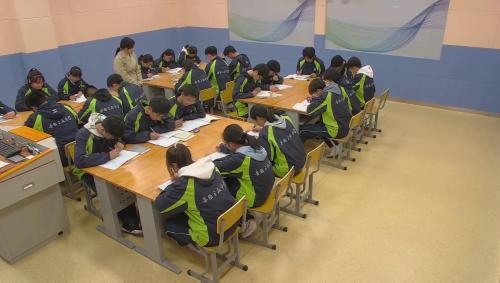 部编版高二语文选择性必修中册-第9课时“理论的价值”小论文写作交流会优质课视频