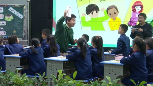 《Unit 3 My friends A Let’s talk 》新人教三上英语小学第三届“丰悦华彩”教学节英语展示与交流活动2025研讨课视频