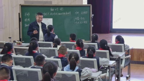 《轴对称》人教版四下数学核心素养导向下的教学实践2025研讨课视频-苏振希