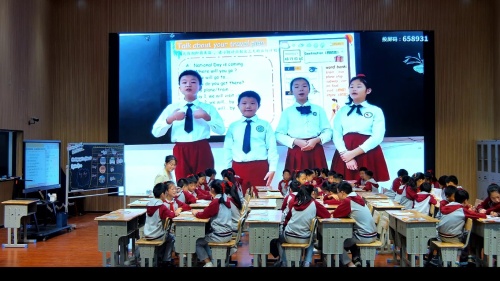 《Unit 2 Ways to go to school Part A 》人教版六上英语-2024赣州经开区青年教师竞赛课特等奖视频