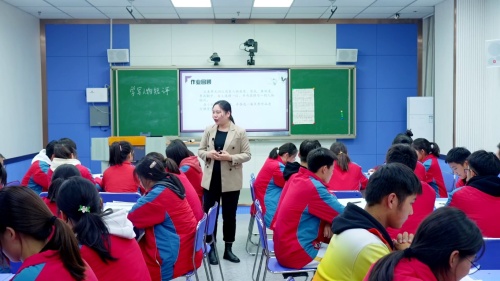 学写人物短评-部编版高二语文选择性必修中册优质课视频